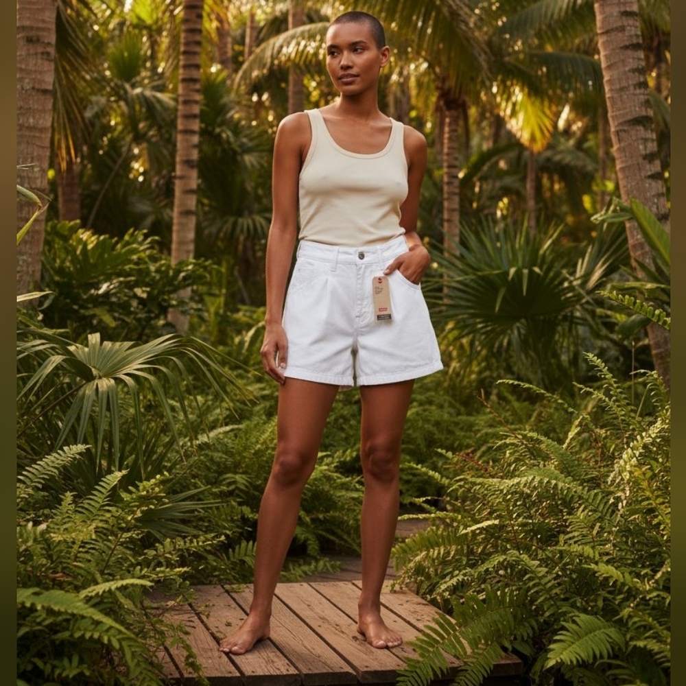 Levi's Women's Off White Mom Shorts NWT